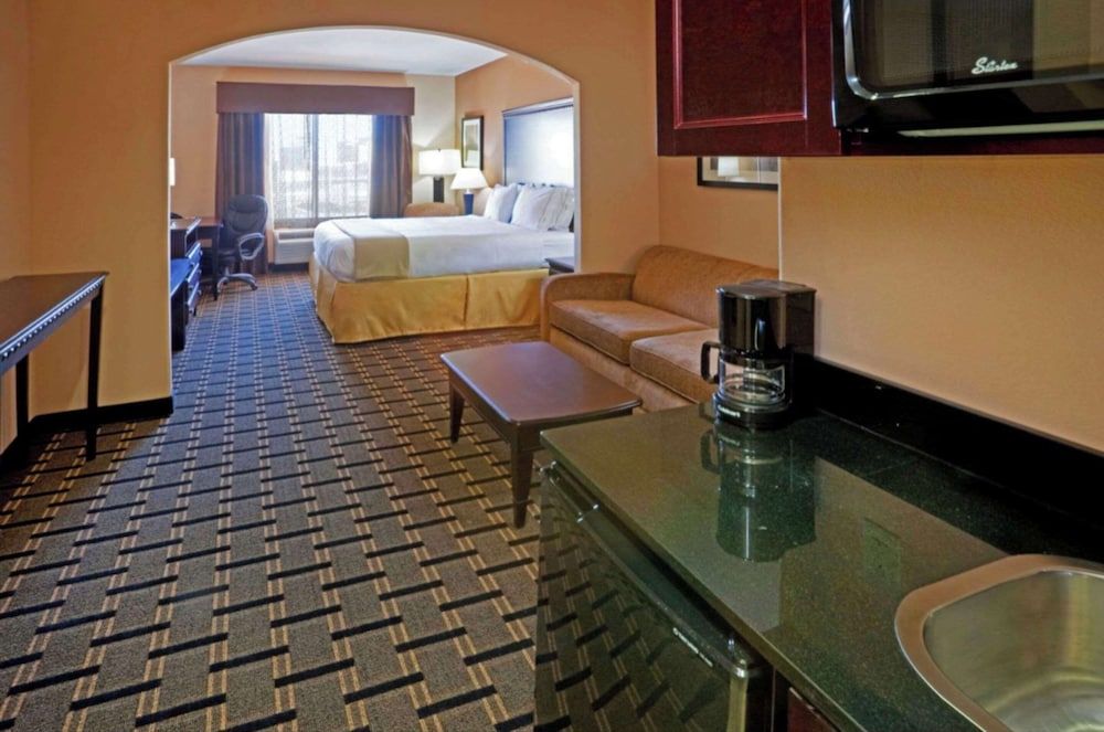 Suite, 1 King Bed with Sofa bed, Non Smoking