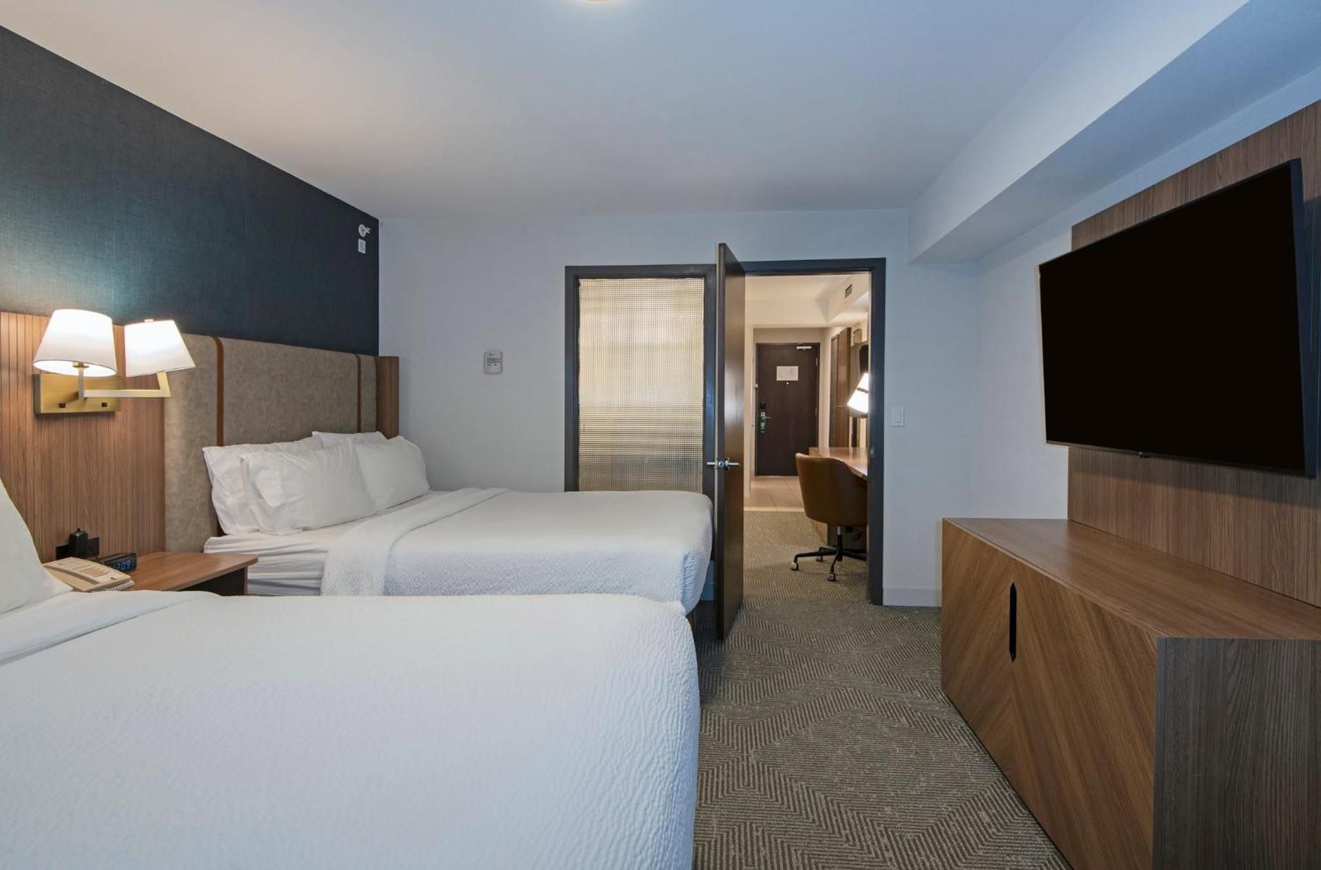 2 Queen Beds 1 Bedroom Suite Sofa Bed
