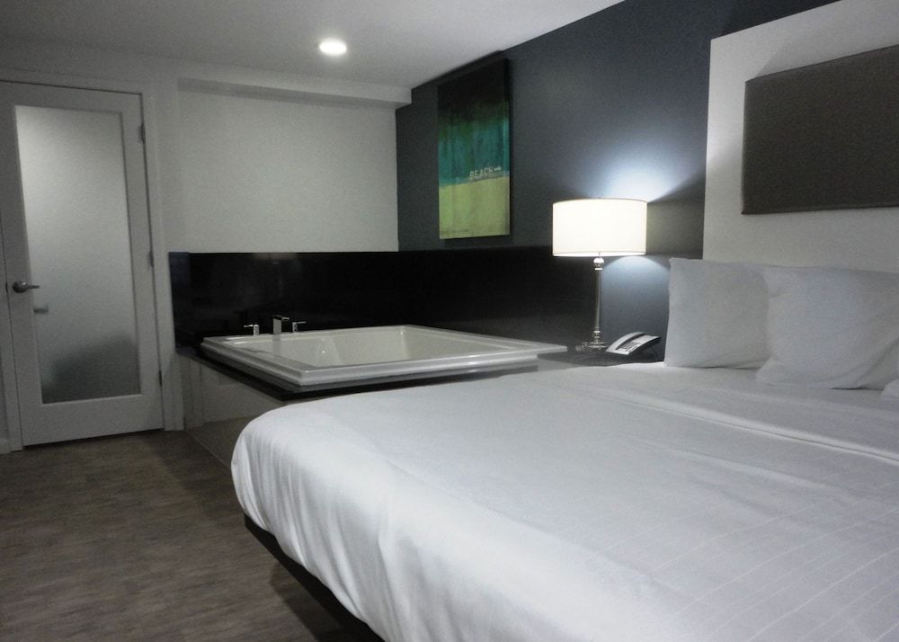 1 King Oceanfront, Jacuzzi Room