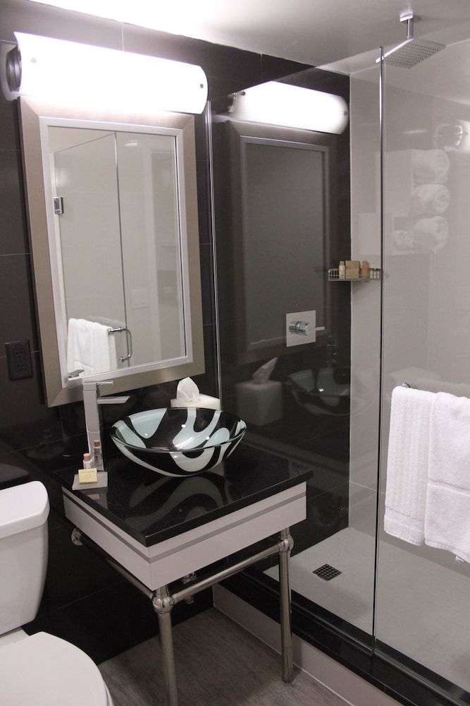 Lotus Boutique Inn & Suites Room, 1 King Bed, Oceanfront 8