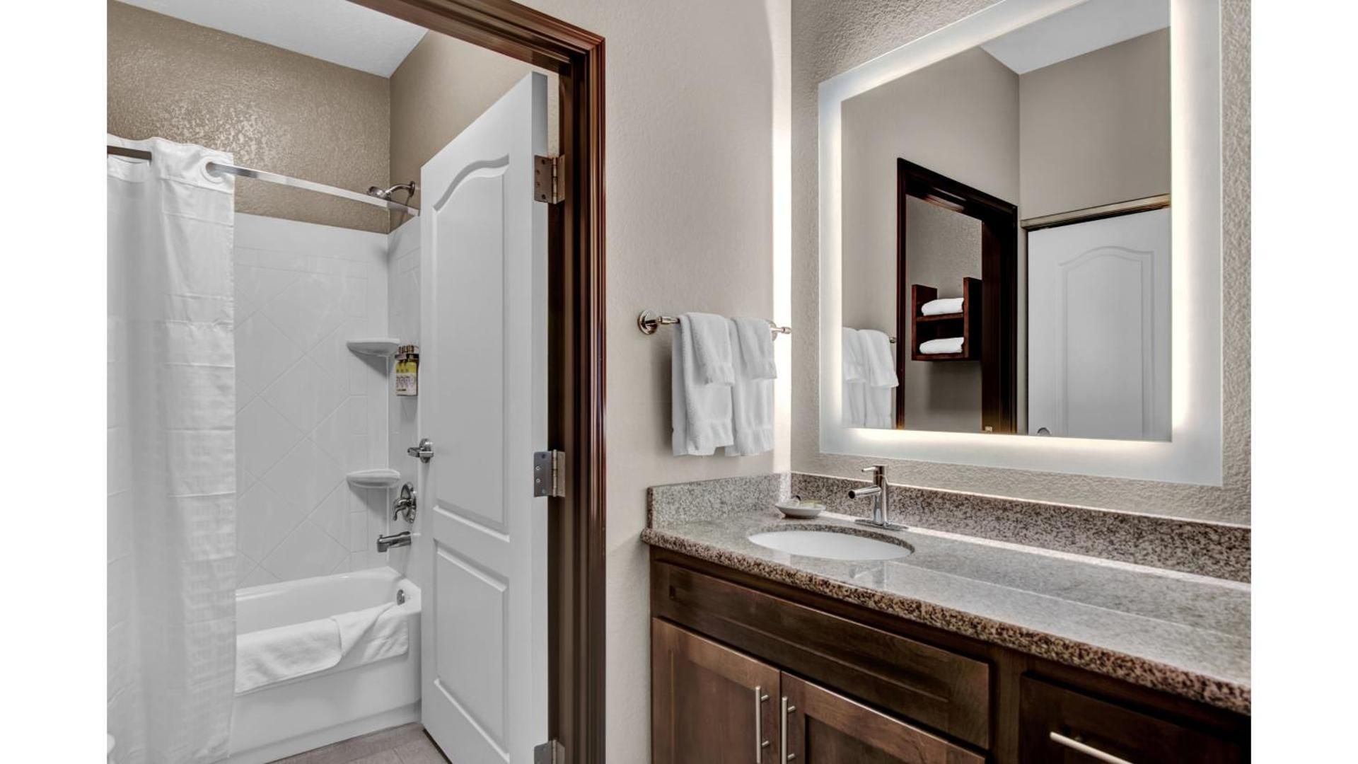 One-Bedroom King Suite - Communications Accessible