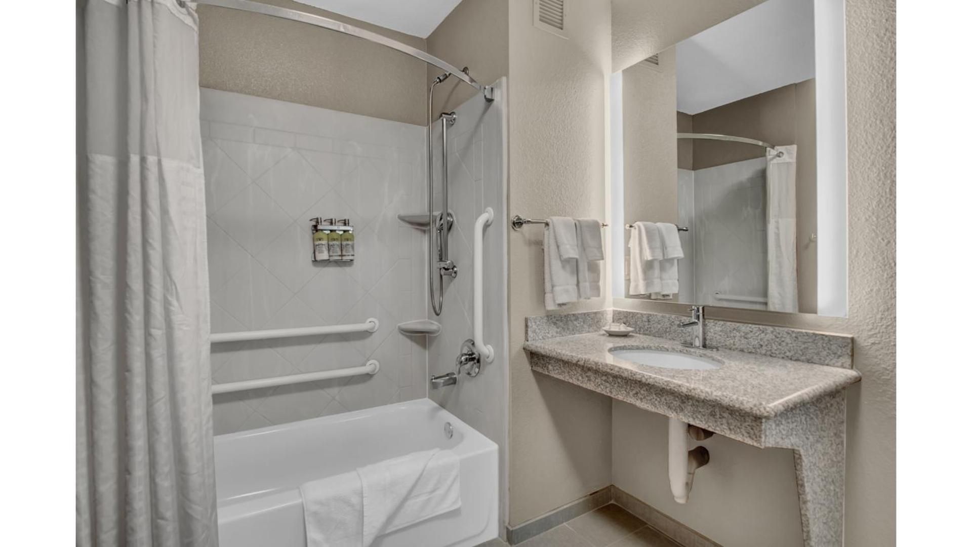 1 Queen Studio Suite Mobility Accessible Tub