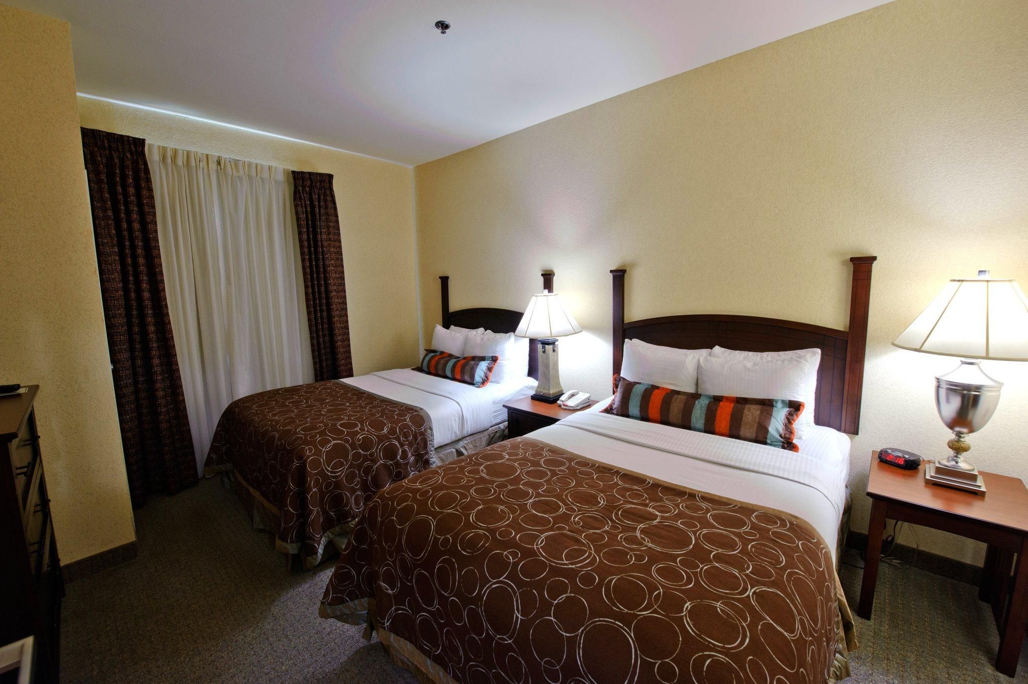 2 Bedroom Suite Mobility Accessible Tub 2 Queen