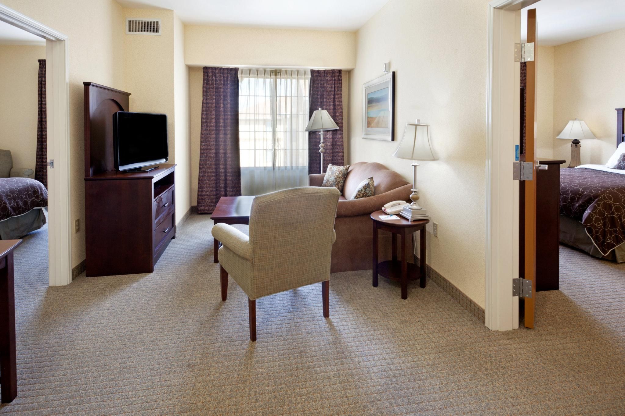 2 Bedroom Suite Mobility Accessible Tub 2 Queen