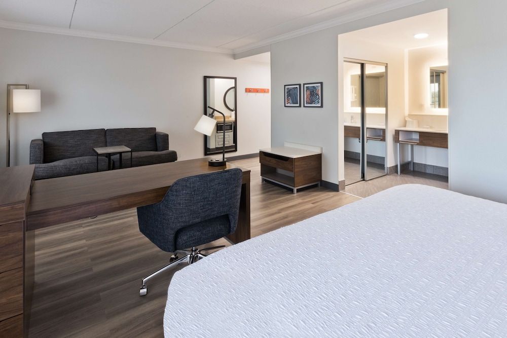 Suite, 1 King Bed, Non Smoking, Balcony