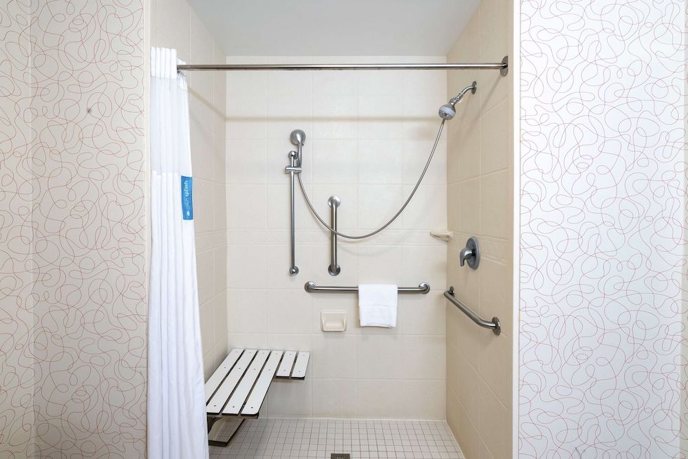 Classic Room, 2 Queen Beds, Accessible, Bathtub