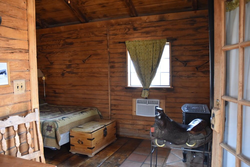 Grand Canyon Western Ranch Cabin (Small Pine) 6