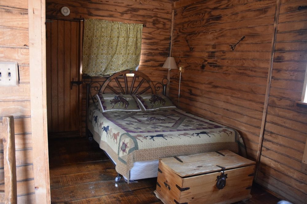 Grand Canyon Western Ranch Cabin (Small Pine) 2