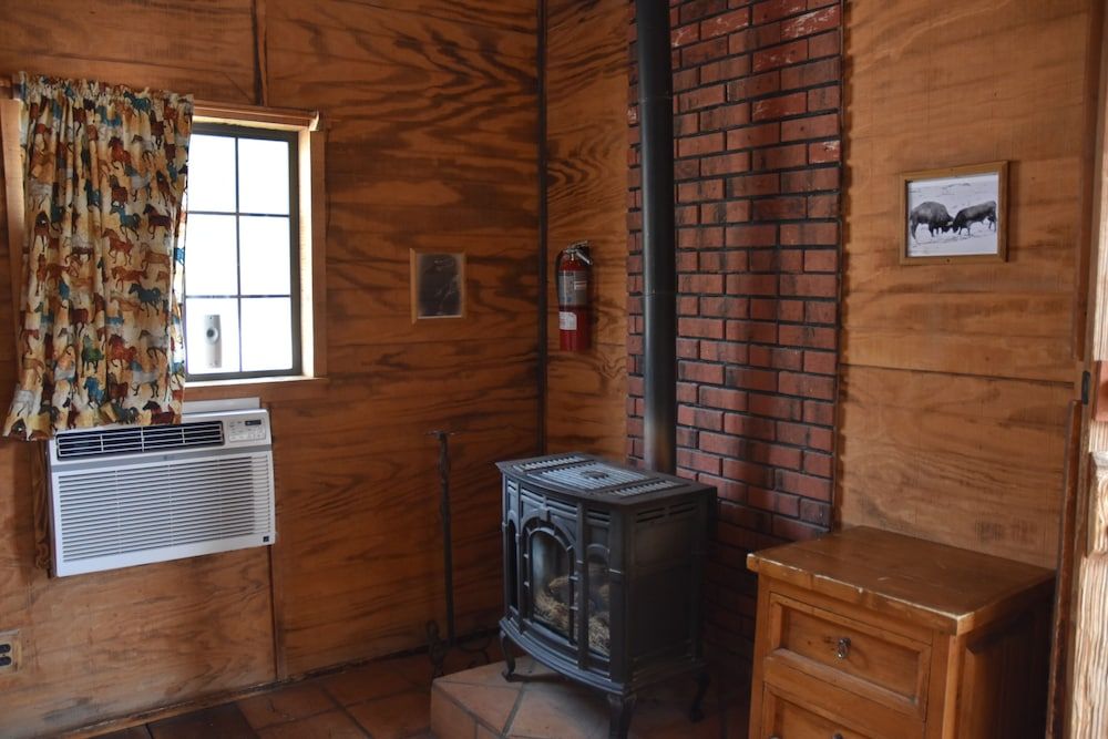 Grand Canyon Western Ranch Cabin (Small Pine) 7