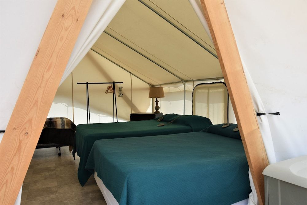 Grand Canyon Western Ranch Tent (Glamping Medium) 7