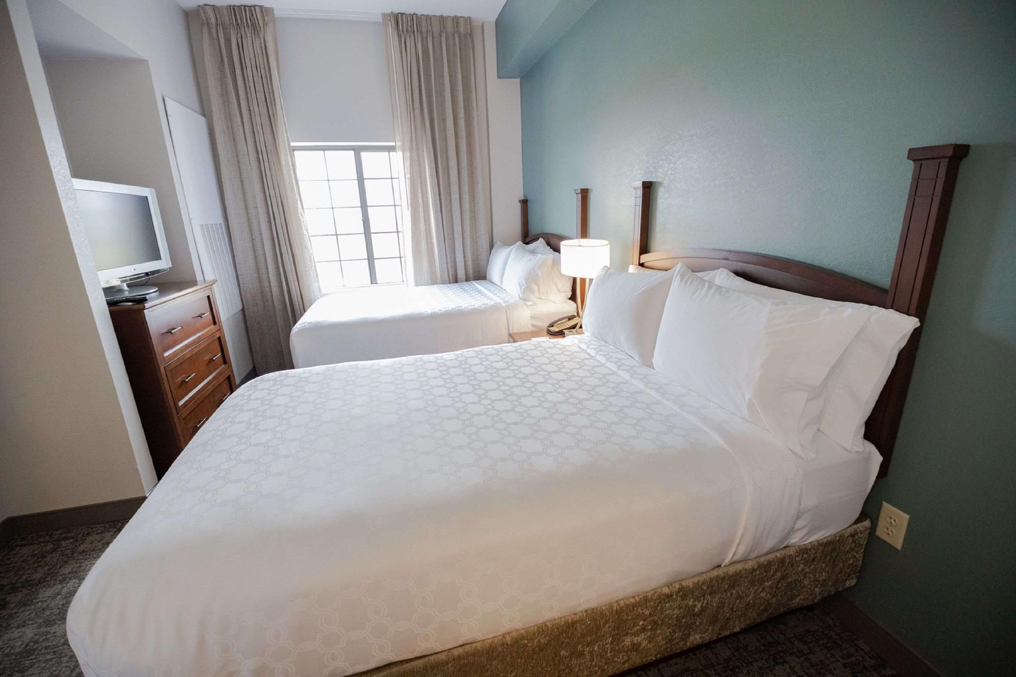 Mobility/Hearing Accessible Two Bedroom Suite Two Queens Roll-In Shower