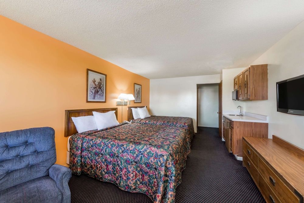 Knights Inn Chanute Suite, 2 Queen Beds, Non Smoking 3
