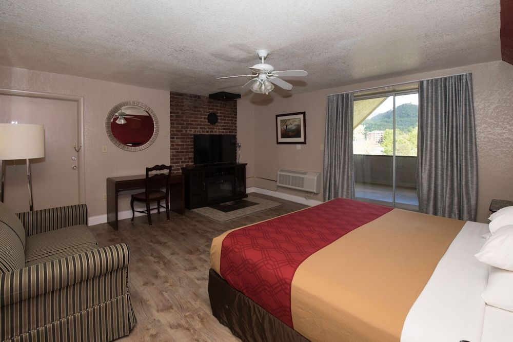 Room, 1 King Bed, Mountain View (with Fireplace)