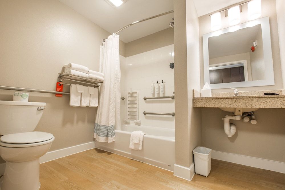 Studio, 1 Queen Bed with Sofa bed (Mobility/Hearing Access, Transf Shwr)