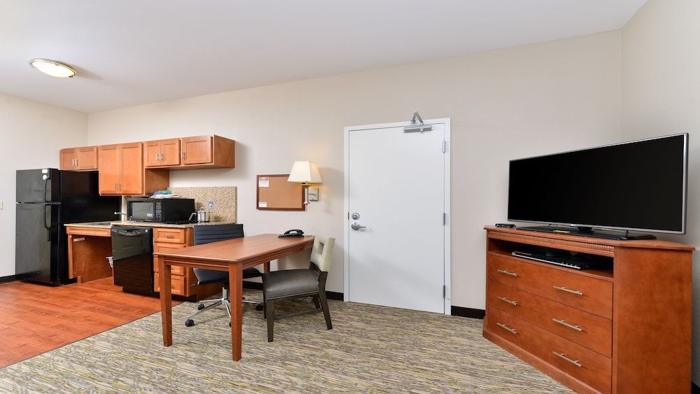 Studio Suite, 1 Queen Bed, Kitchen