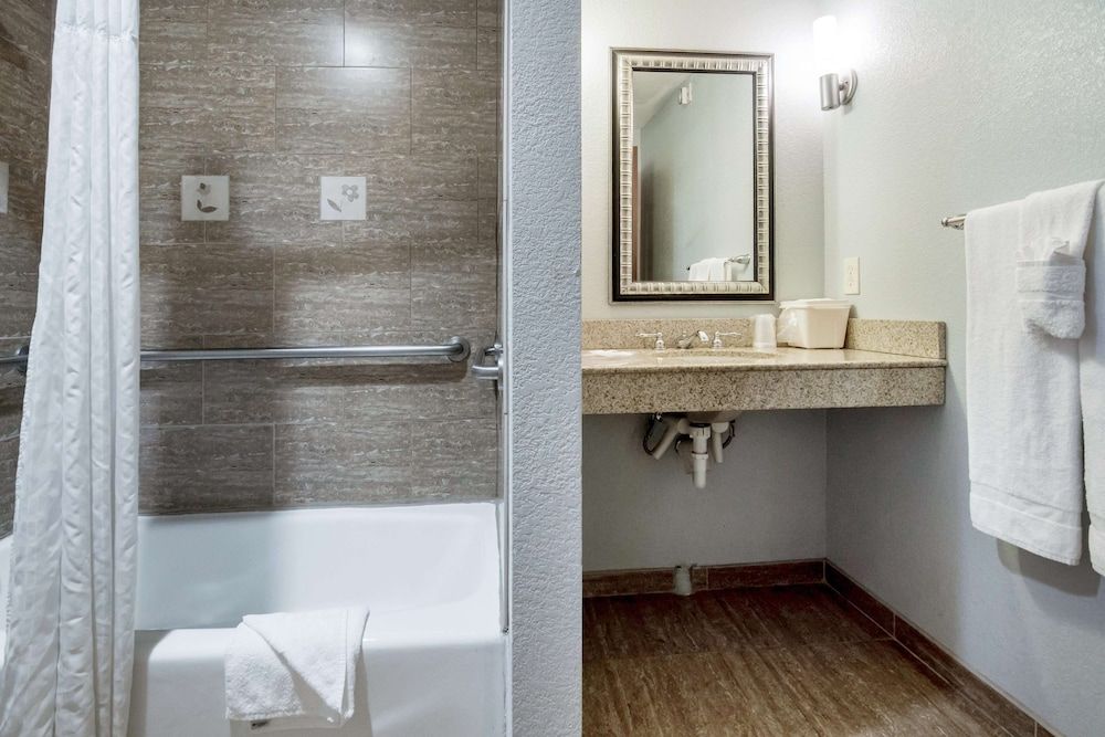 Motel 6 Mineral Wells, TX Deluxe Room, 1 King Bed, Accessible, Non Smoking 4