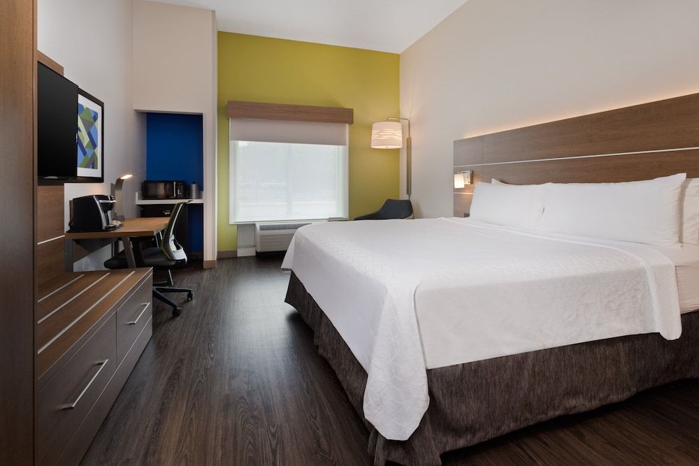 Standard Room, 1 King Bed, Mobility Accessible (Accessible Tub)