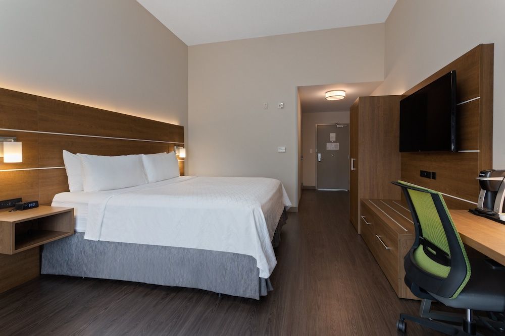 Suite, 1 King Bed, Mobility Accessible (Accessible Tub)