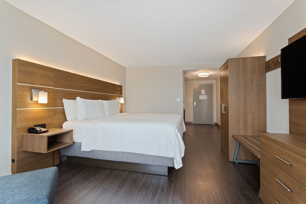 Suite, 1 King Bed, Mobility Accessible (Accessible Tub)