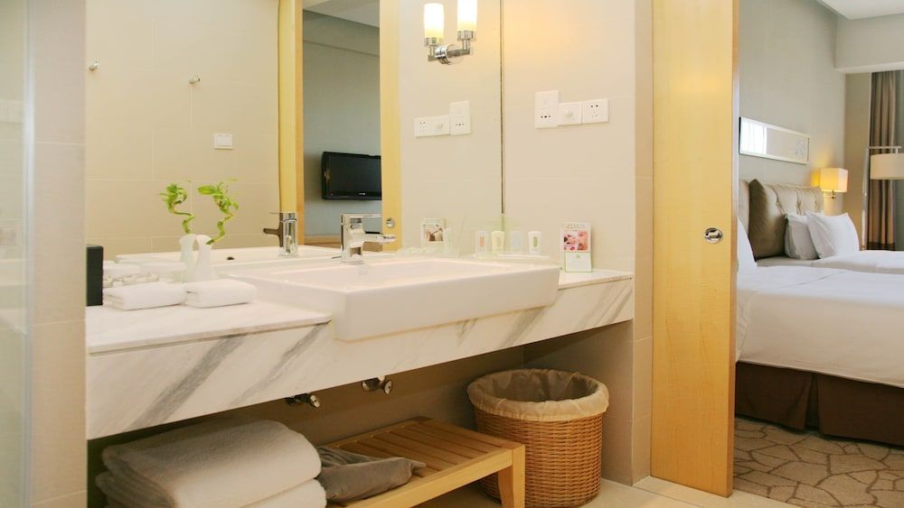 Holiday Inn Beijing Deshengmen by IHG Standard Room, 1 King Bed 6