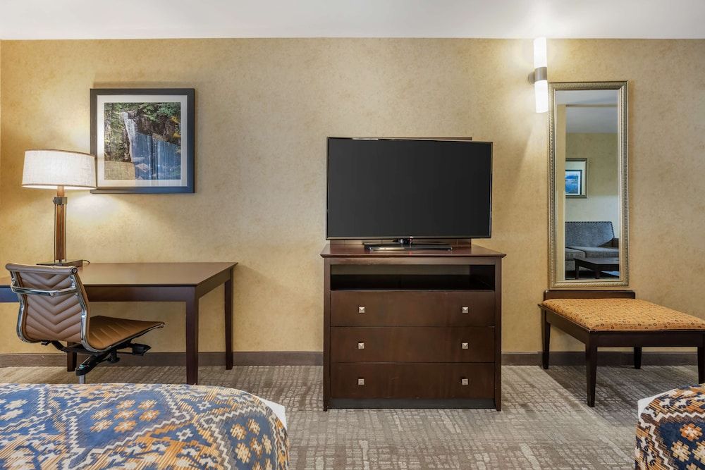 Best Western Plus Ponderay Mountain Lodge Suite, 2 Queen Beds, Non Smoking, Refrigerator & Microwave 8