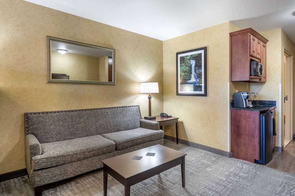 Best Western Plus Ponderay Mountain Lodge Suite, 1 King Bed, Non Smoking, Refrigerator & Microwave 9