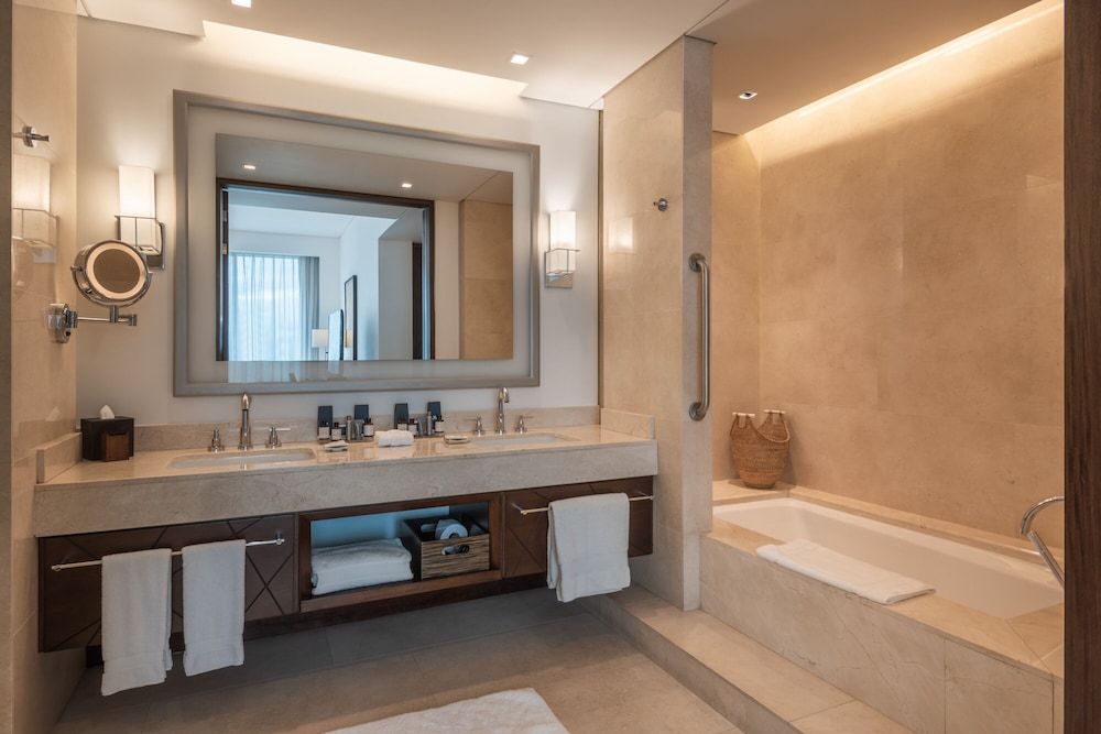 Deep Soaking Bathtub