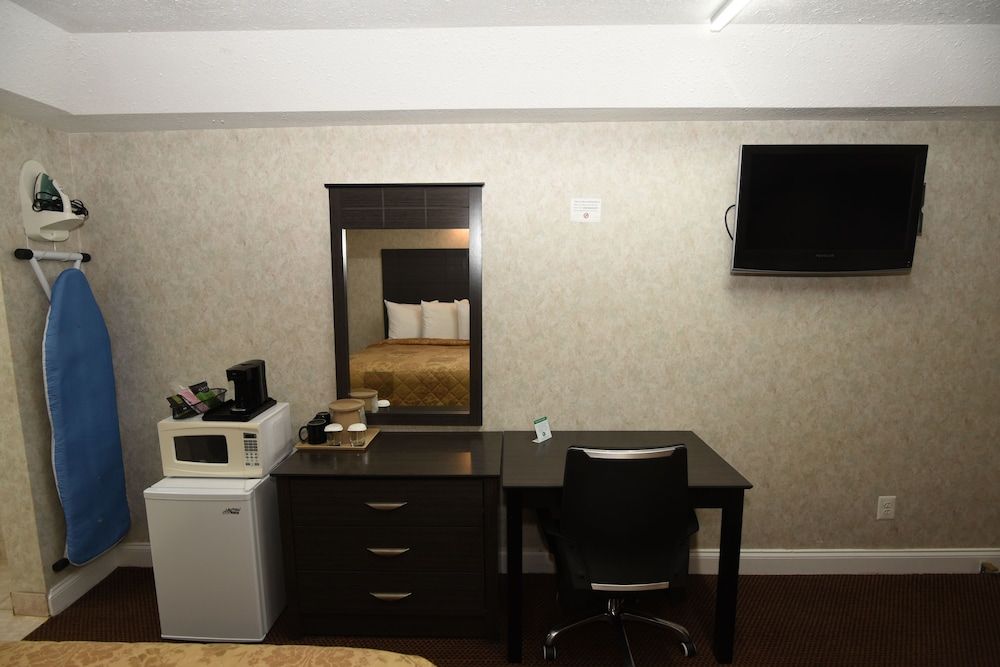 Country View Inn & Suites Atlantic City Deluxe Room, 1 King Bed, Non Smoking, Refrigerator & Microwave 7