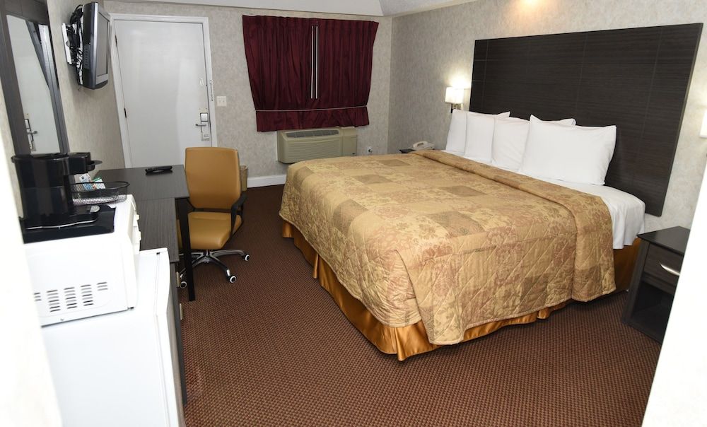 Country View Inn & Suites Atlantic City Deluxe Room, 1 King Bed, Non Smoking, Refrigerator & Microwave 4