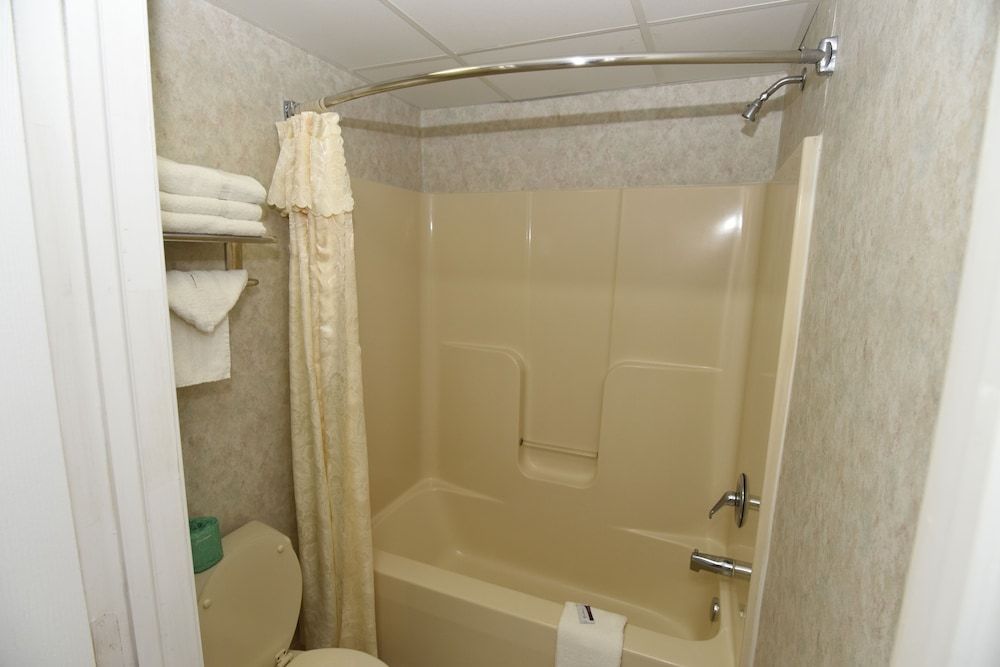 Country View Inn & Suites Atlantic City Deluxe Room, 1 King Bed, Non Smoking, Refrigerator & Microwave 6