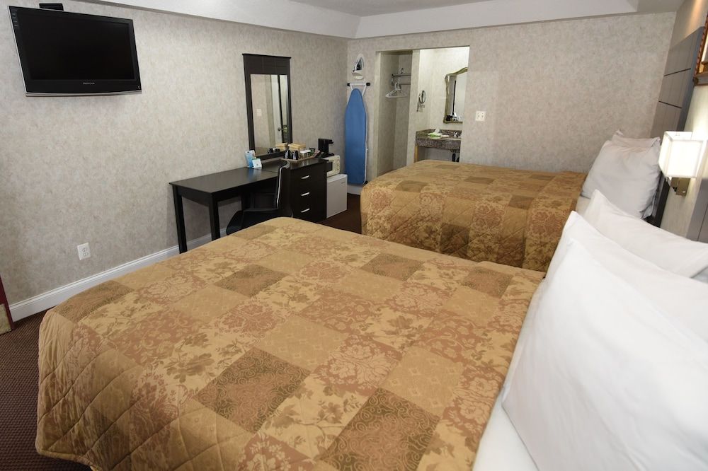 Country View Inn & Suites Atlantic City Deluxe Room, 2 Queen Beds, Non Smoking, Refrigerator & Microwave 4