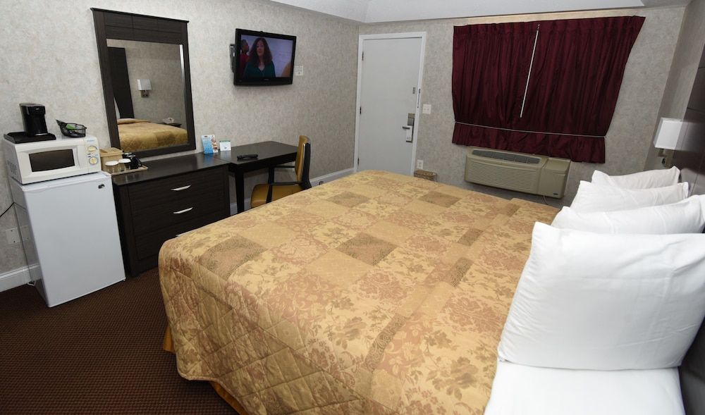 Country View Inn & Suites Atlantic City Deluxe Room, 1 King Bed, Non Smoking, Refrigerator & Microwave 5