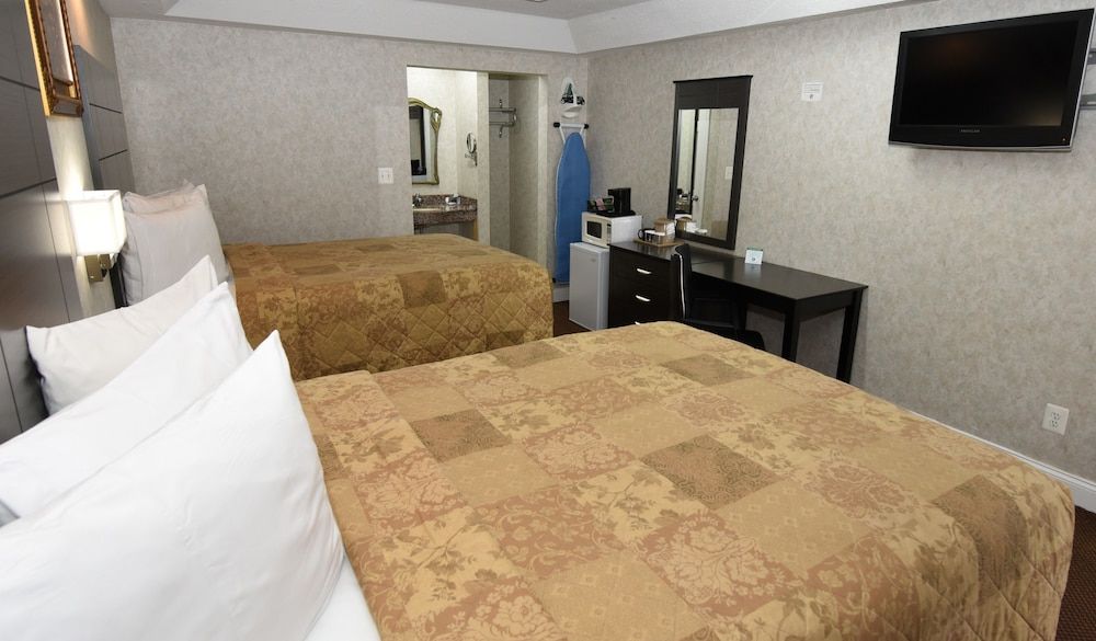 Country View Inn & Suites Atlantic City Deluxe Room, 2 Queen Beds, Non Smoking, Refrigerator & Microwave 7