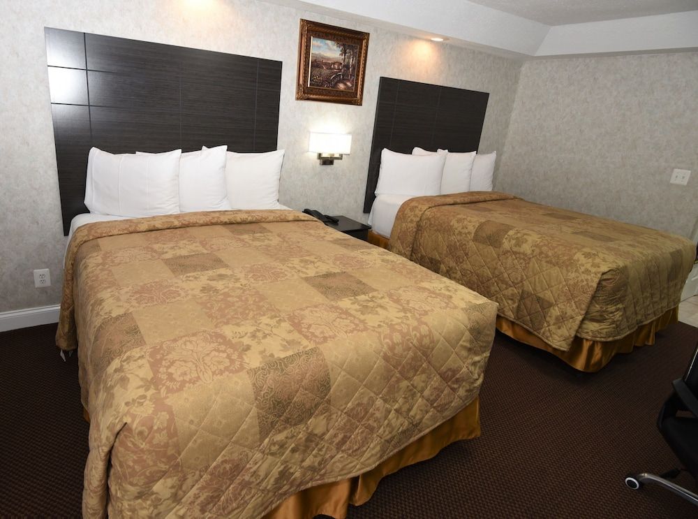 Country View Inn & Suites Atlantic City Deluxe Room, 2 Queen Beds, Non Smoking, Refrigerator & Microwave 3