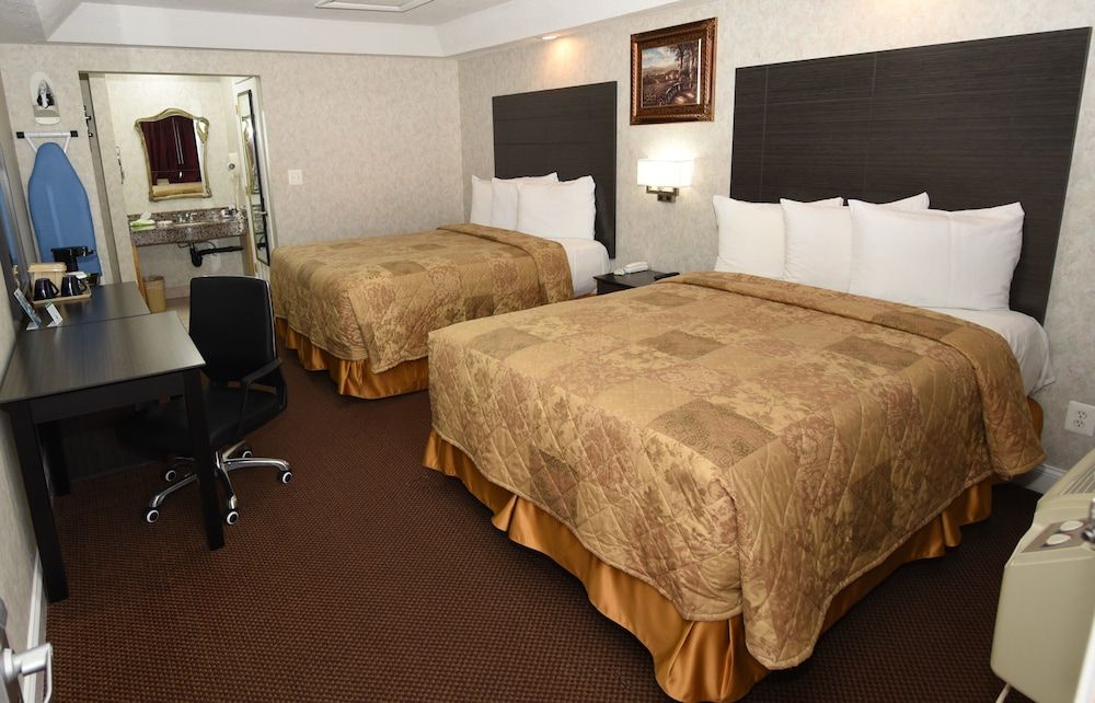 Country View Inn & Suites Atlantic City Deluxe Room, 2 Queen Beds, Non Smoking, Refrigerator & Microwave 5