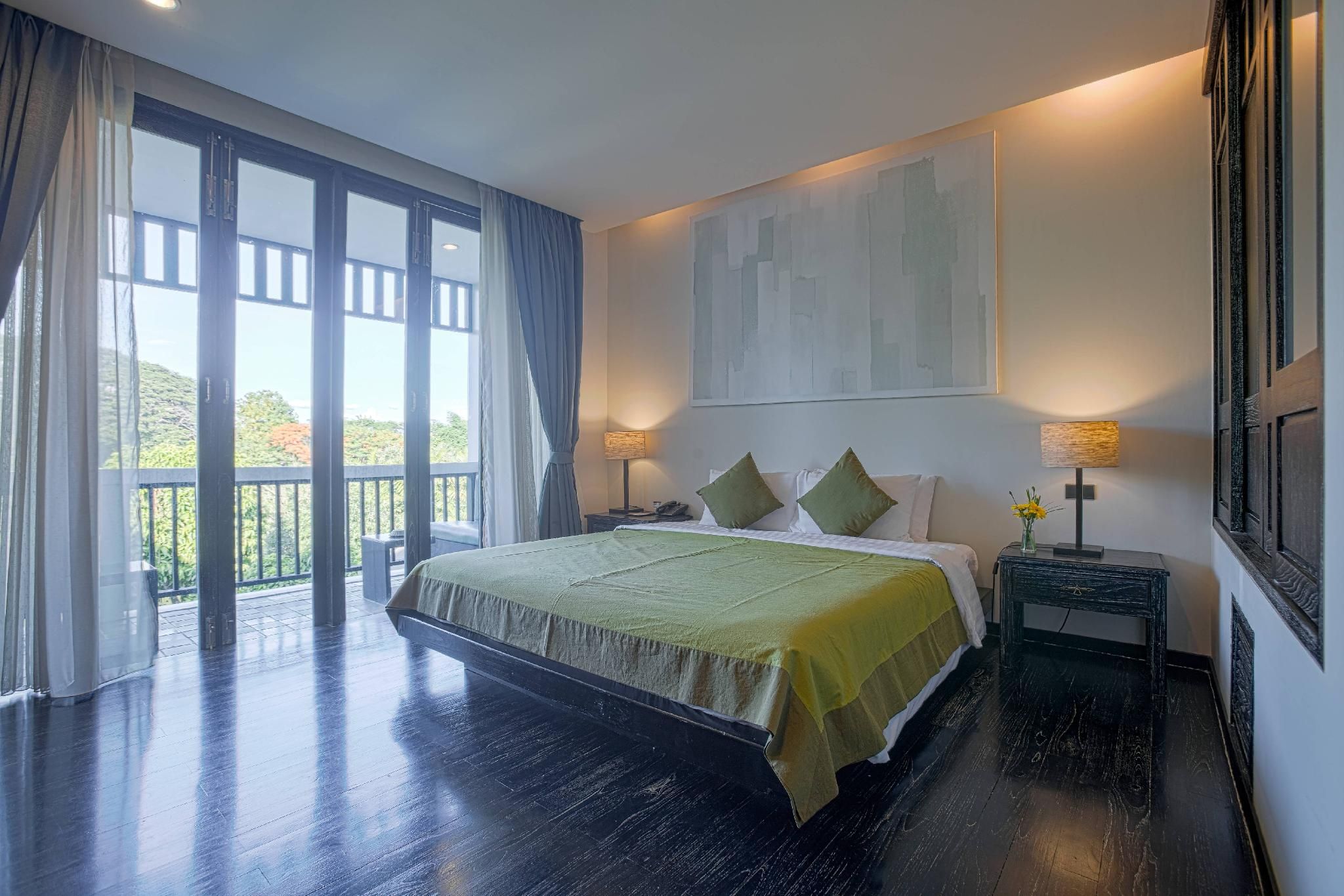 Junior Balcony Suite 1 King