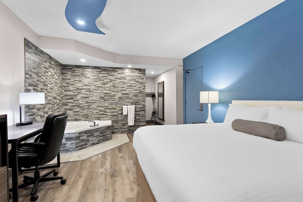 Suite, 1 King Bed, Non Smoking, Jetted Tub
