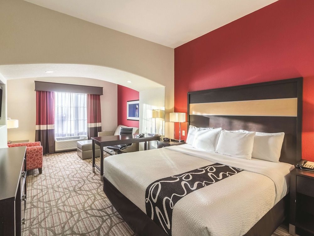 Deluxe Room, 1 King Bed, Accessible, Non Smoking (Mobility/Hearing Impaired Accessible)