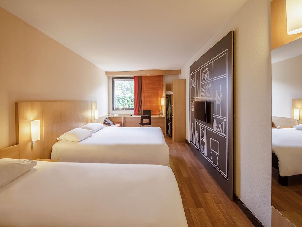 Room with 1 double bed and 1 single bed