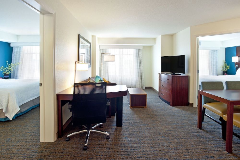 Suite, 2 Bedrooms (Mobility/Hearing Access, Roll-In Shwr)
