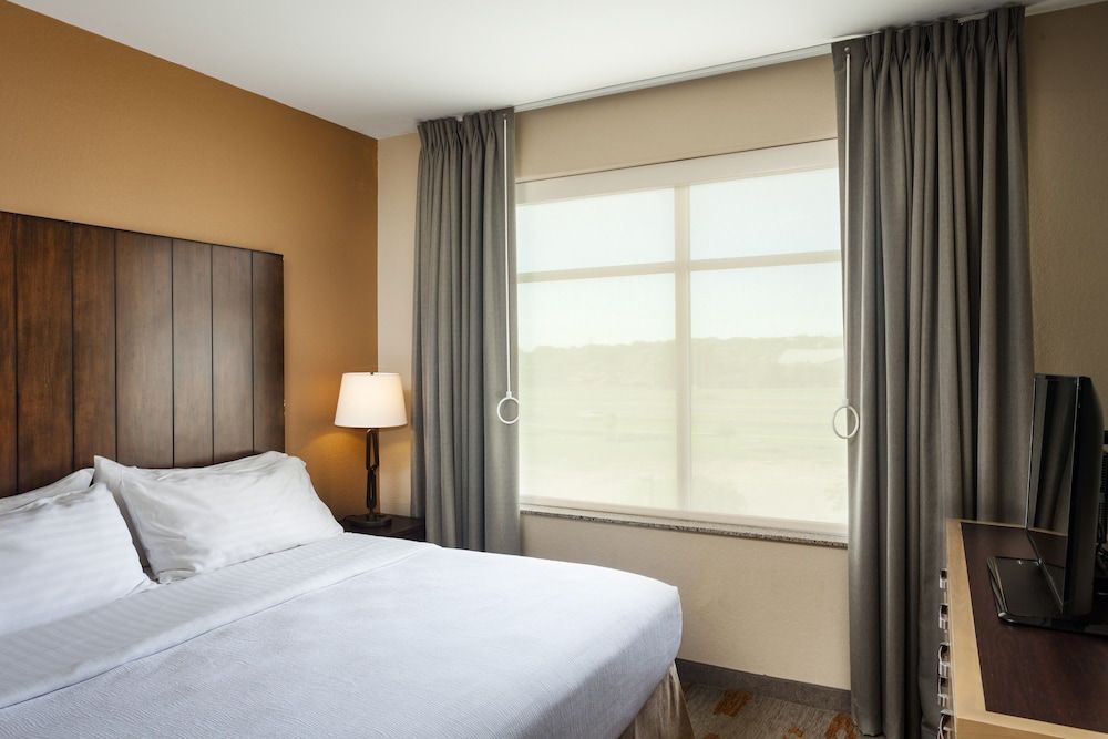 Standard Room, 1 King Bed, Accessible (Accessible Tub)
