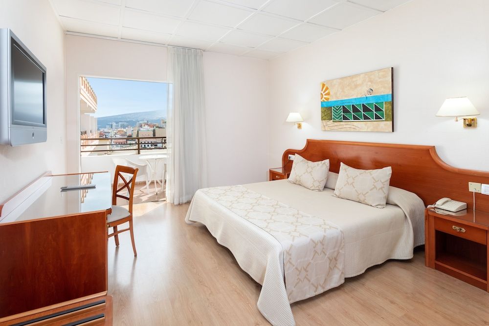 Double Room (2 adults)