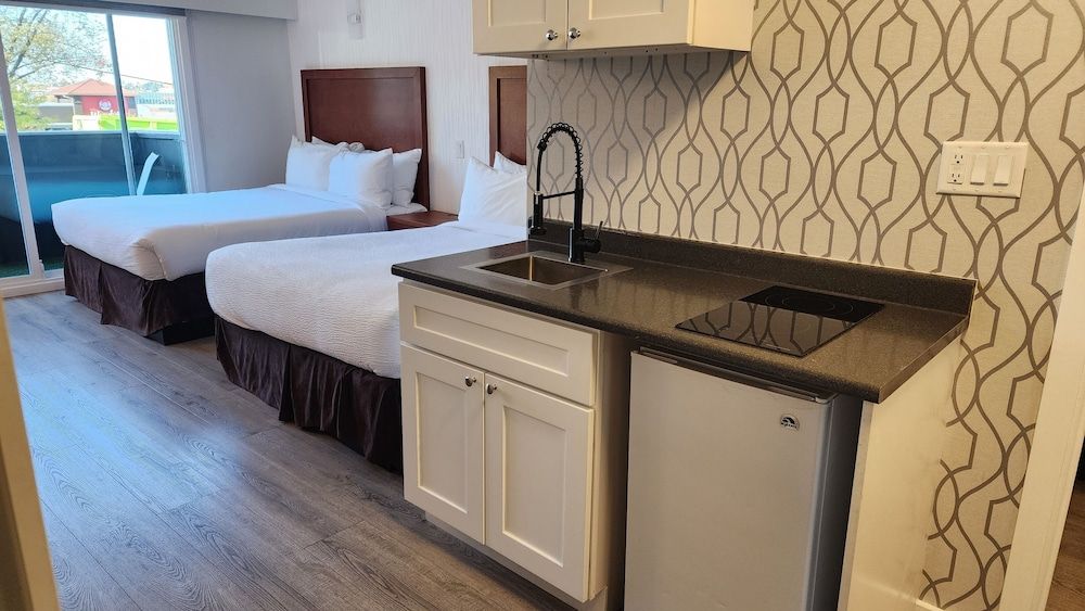 Coast Metro Vancouver Hotel Room, 2 Queen Beds, Kitchenette (Coast) 3