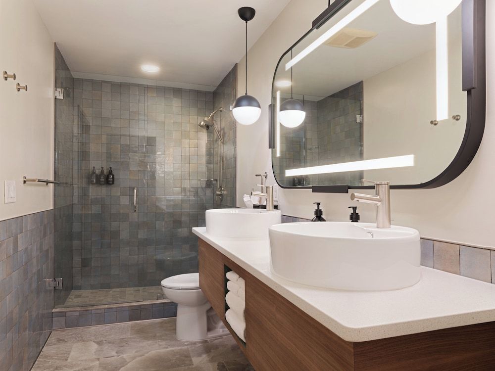 Suite, 1 King Bed, Hearing Accessible