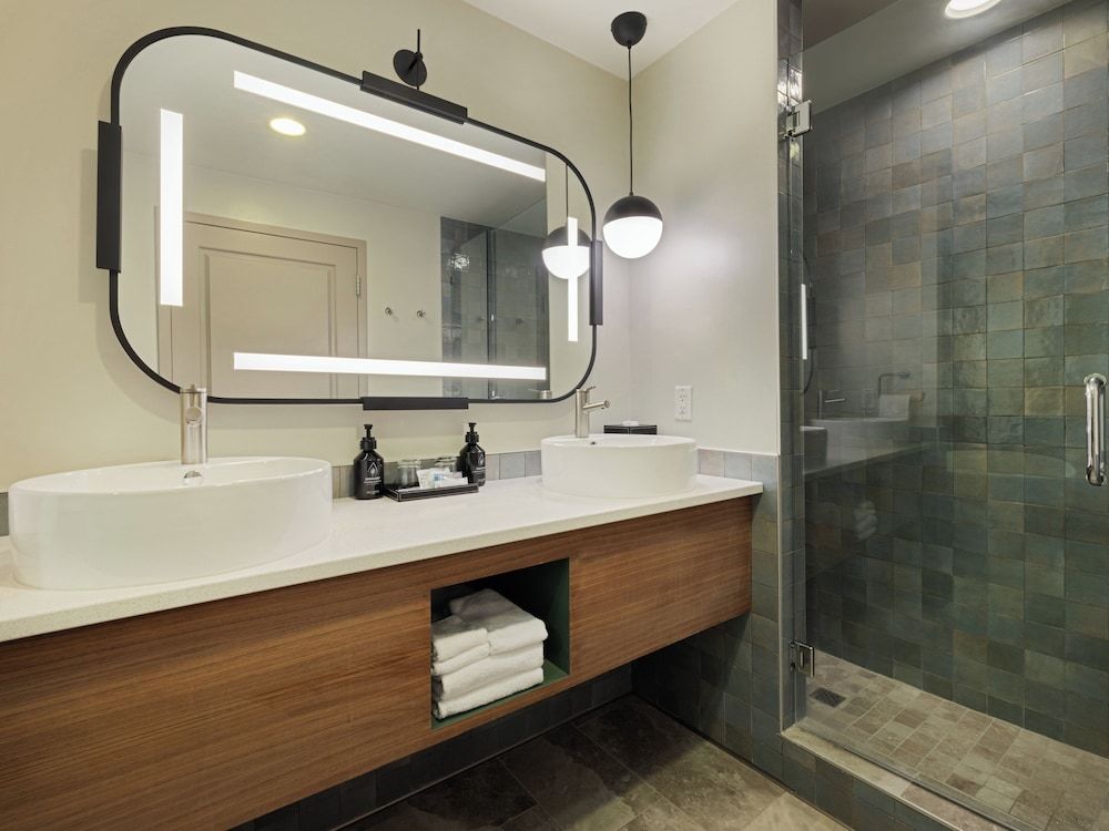 Suite, 1 King Bed (Bath Shower Combination)