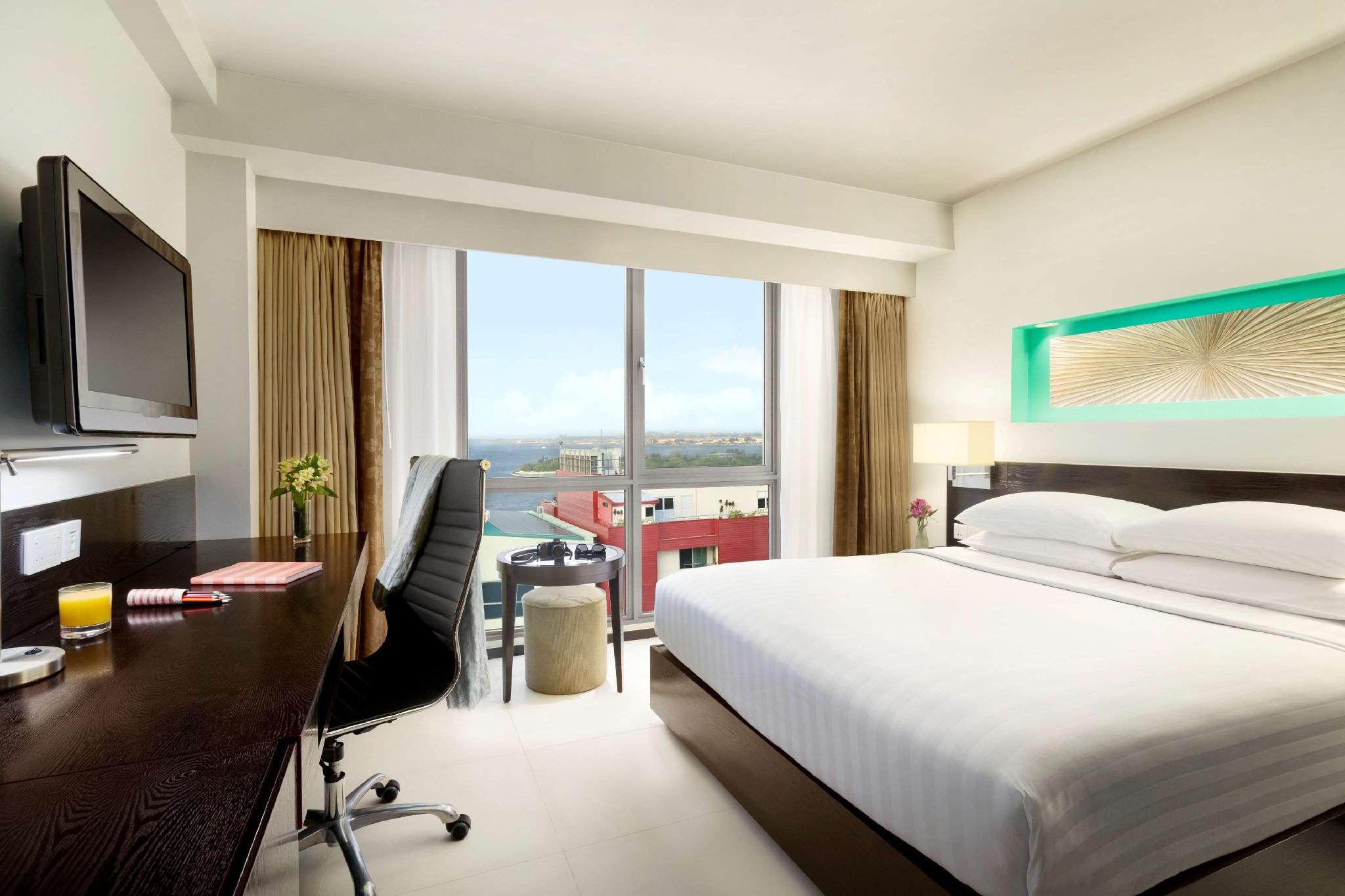 Deluxe Ocean View 1 Queen Bed