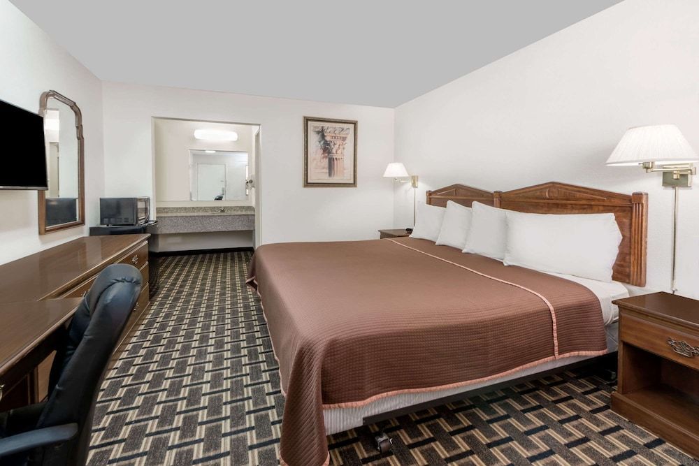 Knights Inn Slaton Room, 1 King Bed, Smoking