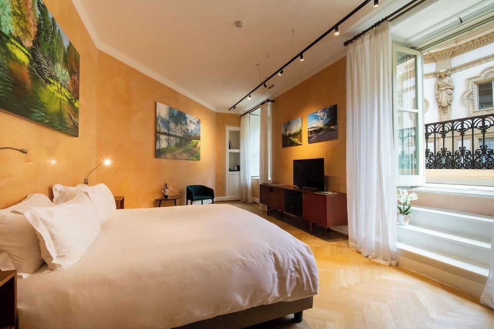 Deluxe Gallery with Balcony