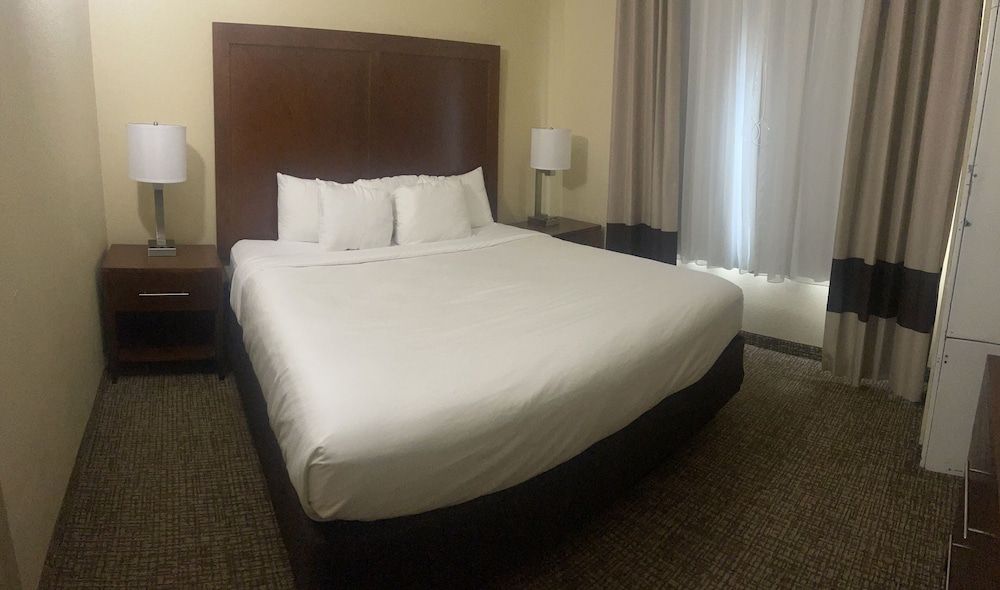 Suite, 1 King Bed, Accessible, Non Smoking