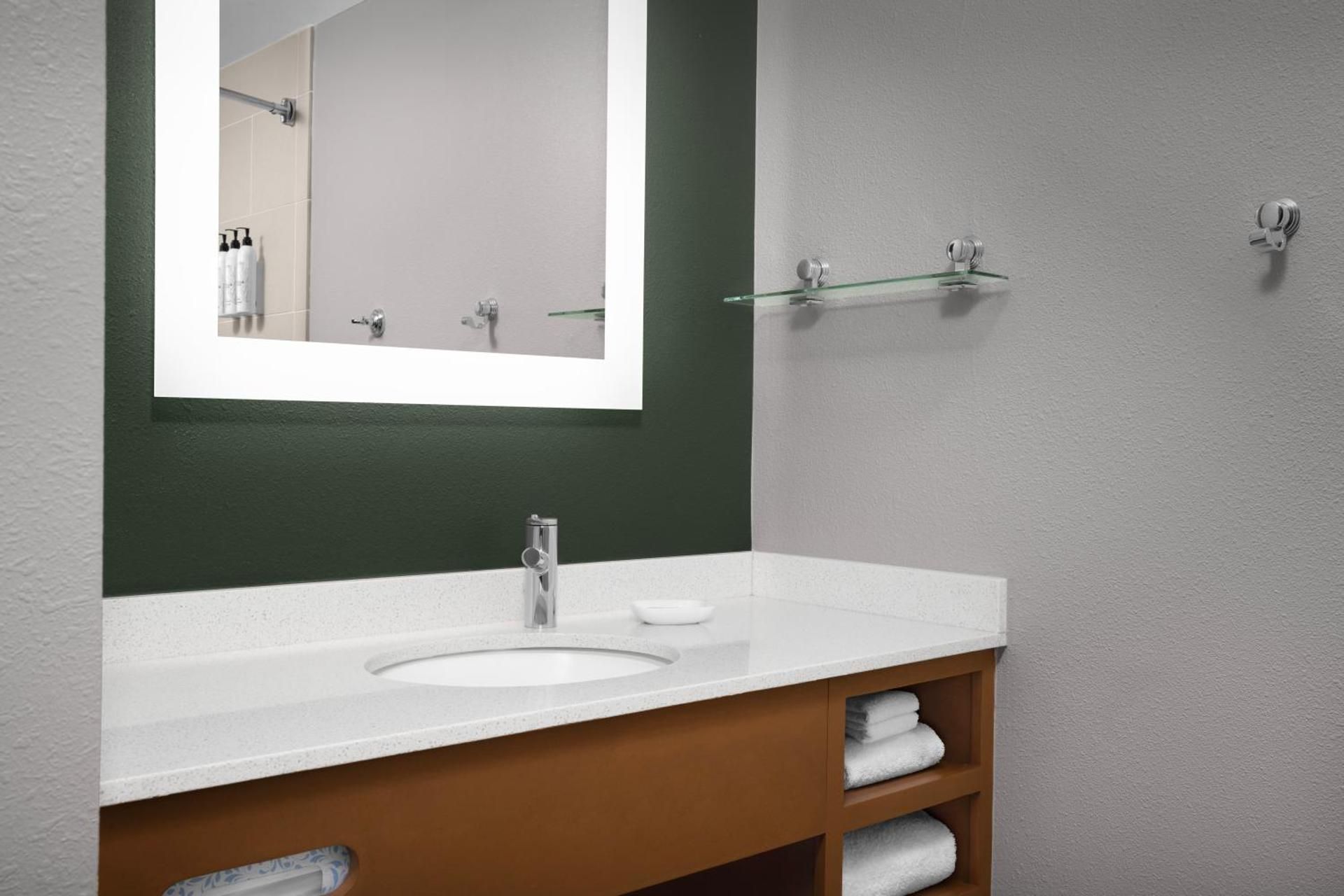 undefined SpringHill Suites Savannah Downtown / Historic District 7